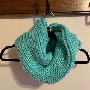 Big knotted scarf